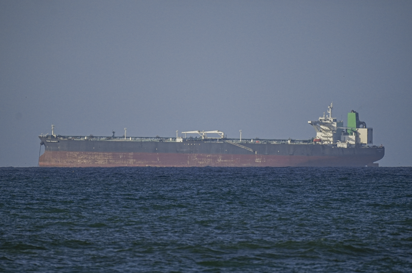 Hình ảnh một chiếc tàu đi qua eo biển Hormuz vào ngày 8-4 sau lệnh ngừng bắn Mỹ - Iran