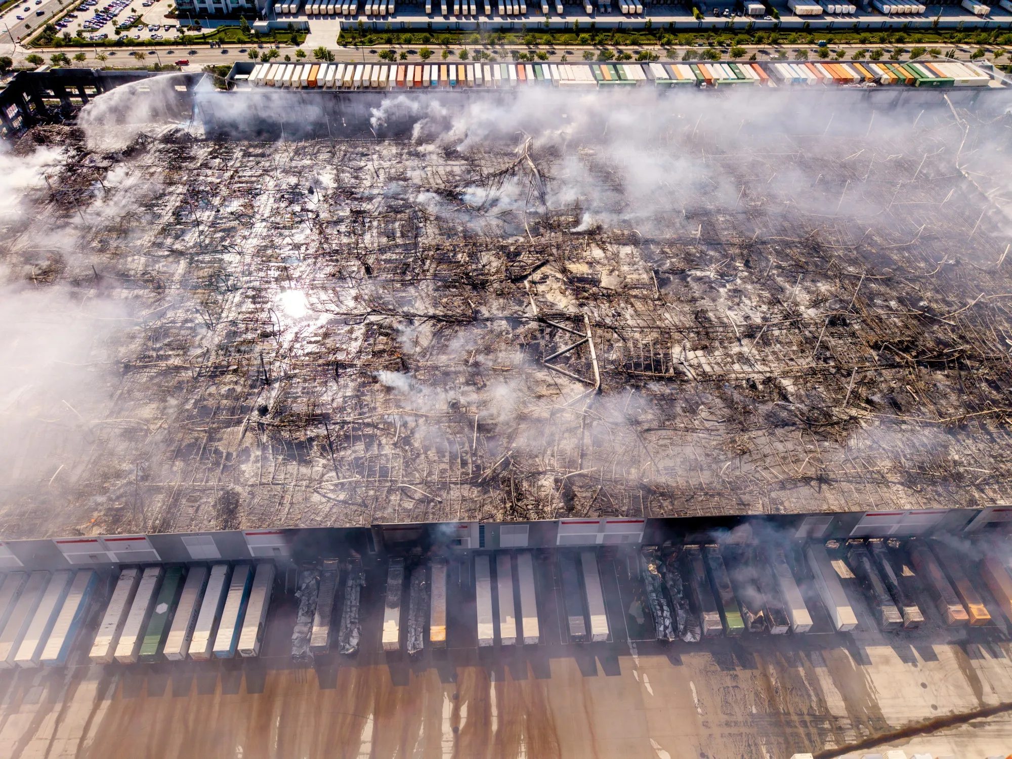 Ảnh chụp từ trên cao cho thấy kho hàng bị thiêu rụi hoàn toàn sau vụ cháy.
