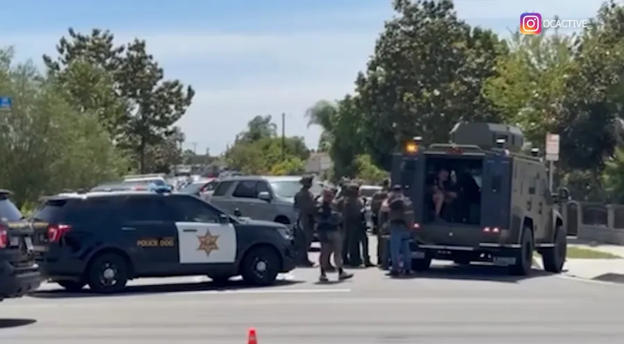 Xe cảnh sát Orange County và lực lượng đặc nhiệm tại hiện trường vụ án Stanton.