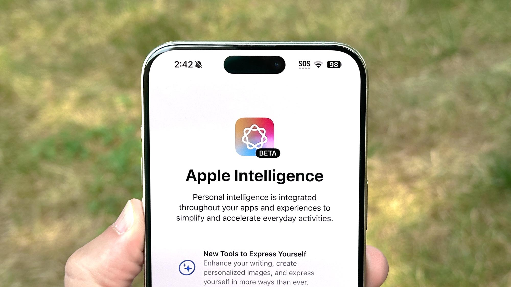 Apple Intelligence 2.0 tích hợp sâu với Siri trên iPhone.
