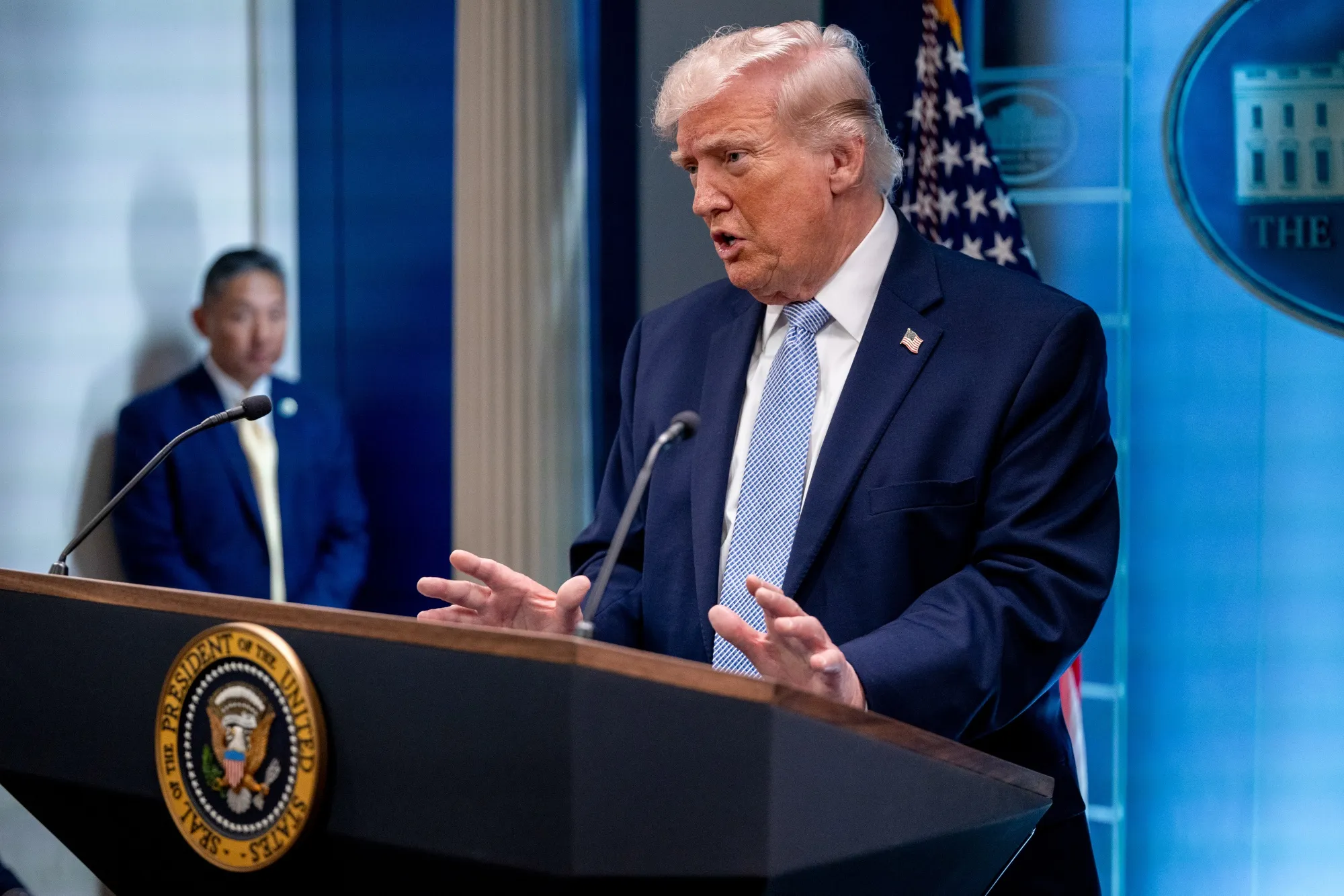 Tổng thống Donald Trump phát biểu tại Nhà Trắng, nơi ông ra lệnh phong tỏa Eo biển Hormuz dẫn đến cú sốc giá dầu toàn cầu.