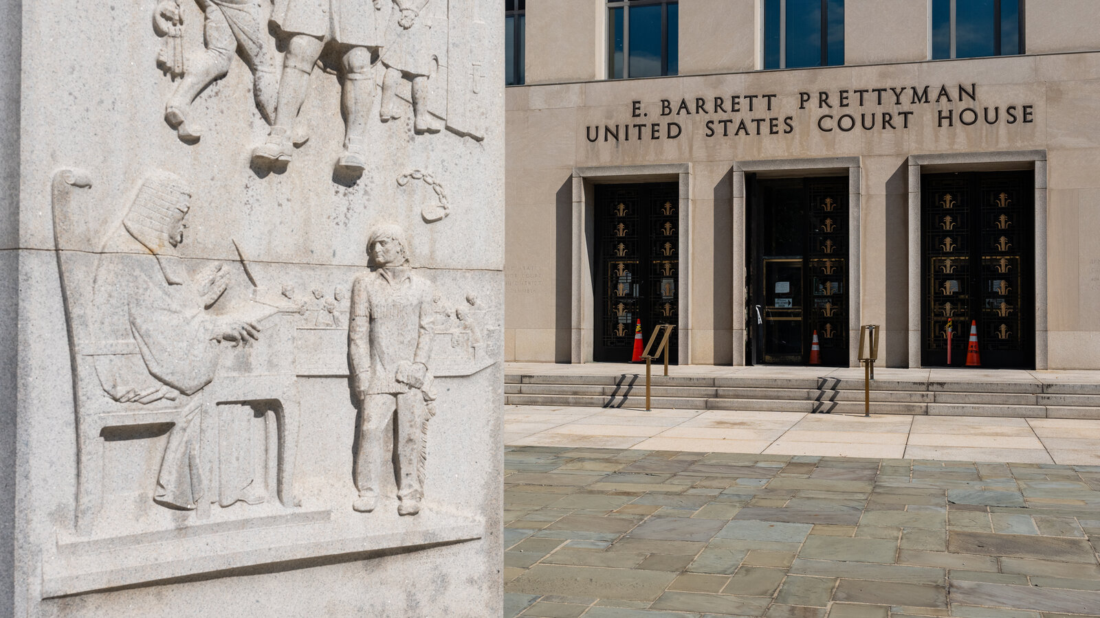 Tòa án liên bang Mỹ (E. Barrett Prettyman United States Courthouse), nơi đang xử lý hàng loạt vụ kiện tập thể của sinh viên và giảng viên chống chính sách DEI tại các trường đại học hàng đầu.