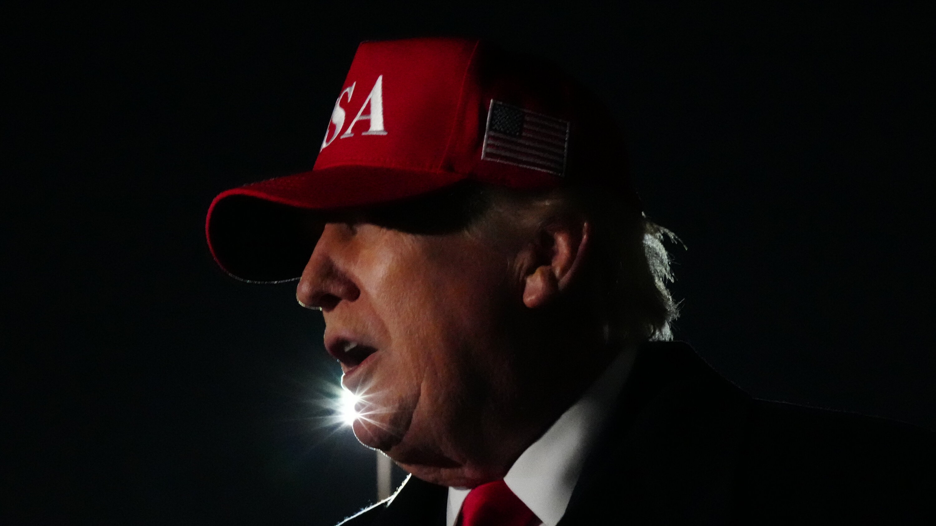 Dư luận bùng nổ trên mạng xã hội sau bài đăng của Tổng thống Trump tự so sánh mình với Chúa Jesus, với hàng triệu lượt tương tác và tranh cãi từ cả hai phía.