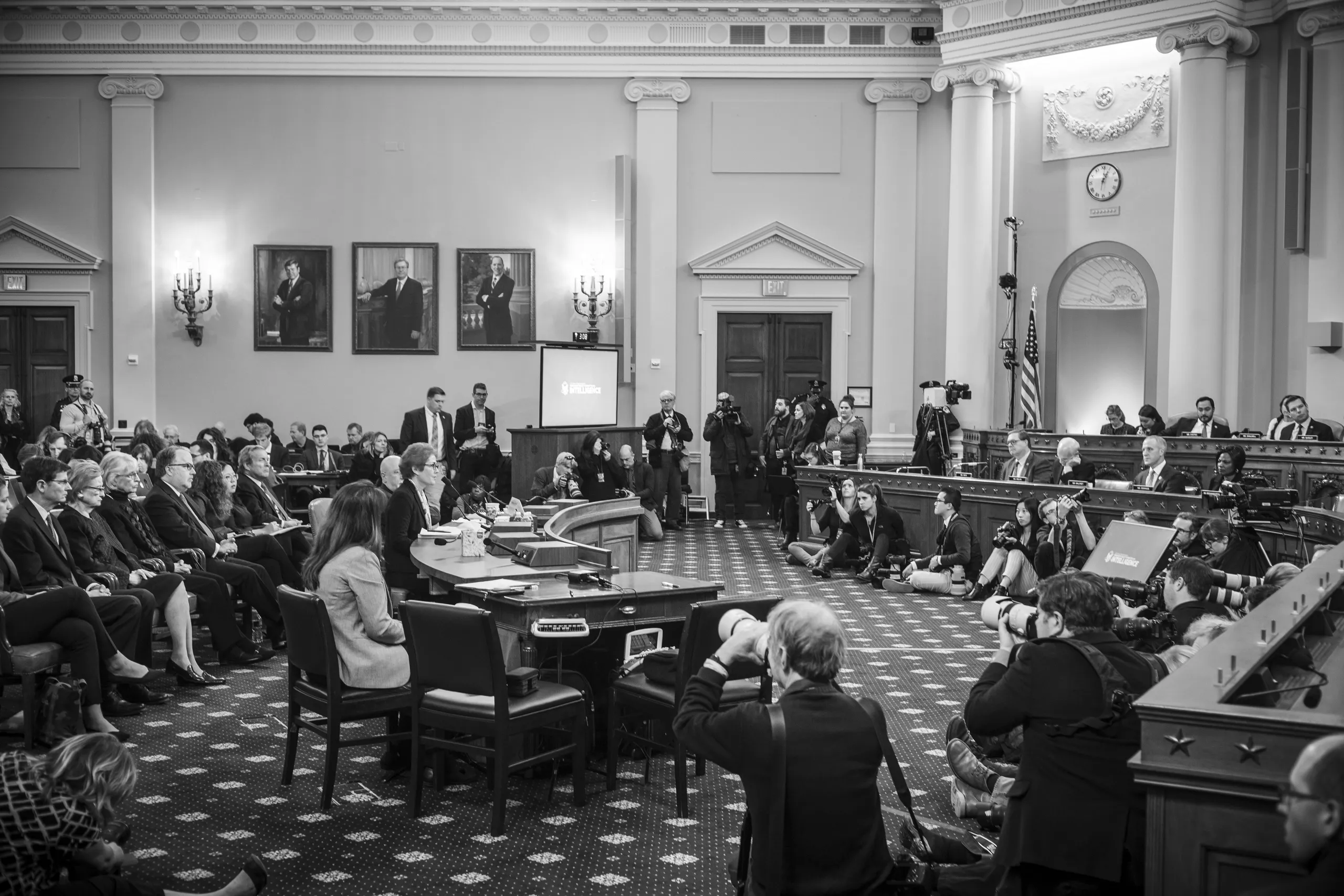 Phòng điều trần tại Hạ viện Mỹ (Capitol Hill), biểu tượng cho các cuộc điều tra đạo đức và áp lực chính trị dẫn đến từ chức của nghị sĩ.