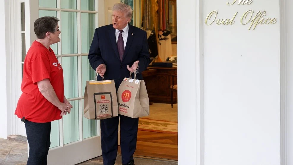 Tổng thống Donald Trump nhận túi McDonald’s từ tài xế DoorDash Sharon Simmons (DoorDash Grandma) ngay trước Phòng Bầu dục (Oval Office) để quảng bá chính sách “No Tax on Tips”, ngày 13/4/2026.