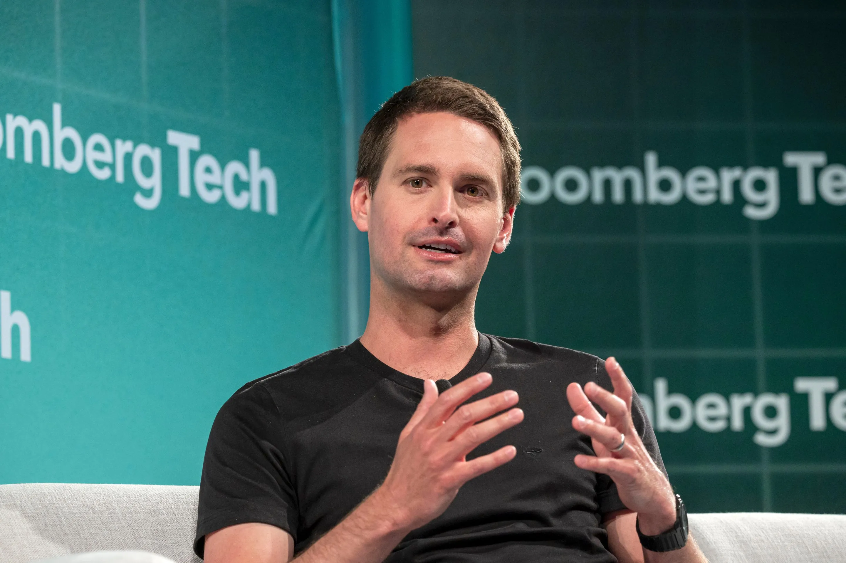 CEO Evan Spiegel của Snap Inc. phát biểu về chiến lược tái cấu trúc và tập trung mạnh vào AI sau đợt sa thải 1.000 nhân viên (16% lực lượng), ngày 15/4/2026.