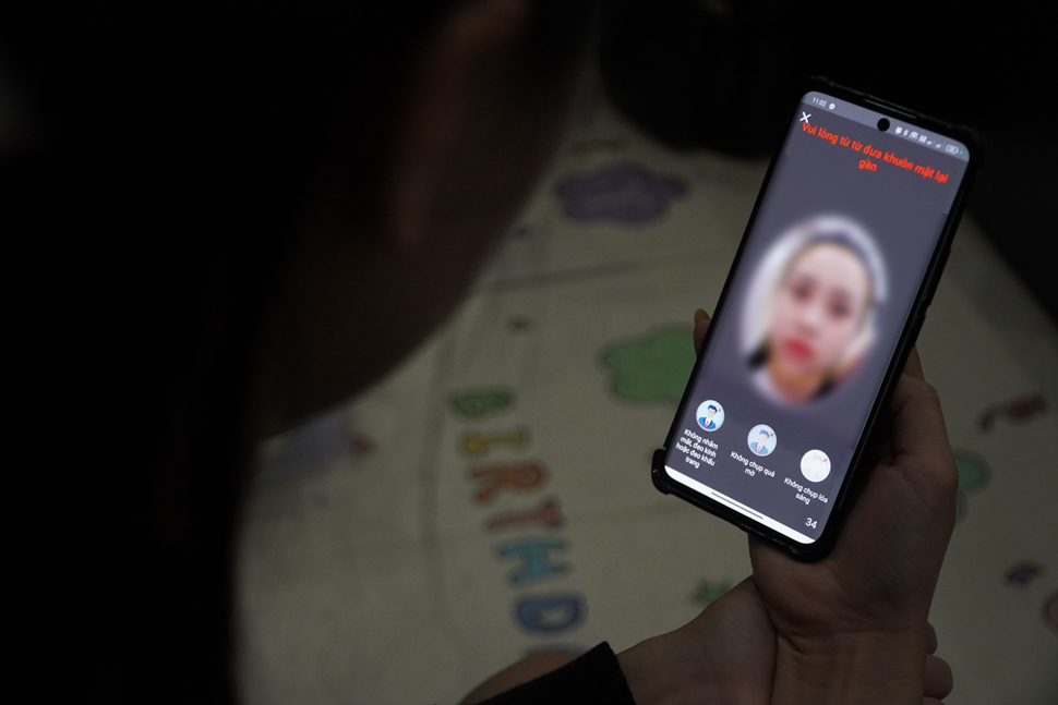 “Người dùng thực hiện xác thực SIM chính chủ qua ứng dụng VNeID bằng cách chụp ảnh khuôn mặt – quy định bắt buộc từ ngày 15/4/2026 theo Thông tư 08/2026/TT-BKHCN.