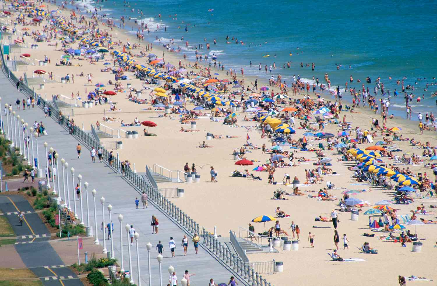 Virginia Beach với bãi biển cát trắng, boardwalk dài và du khách đông đúc – một trong 52 điểm đến hot nhất thế giới năm 2026 theo New York Times.
