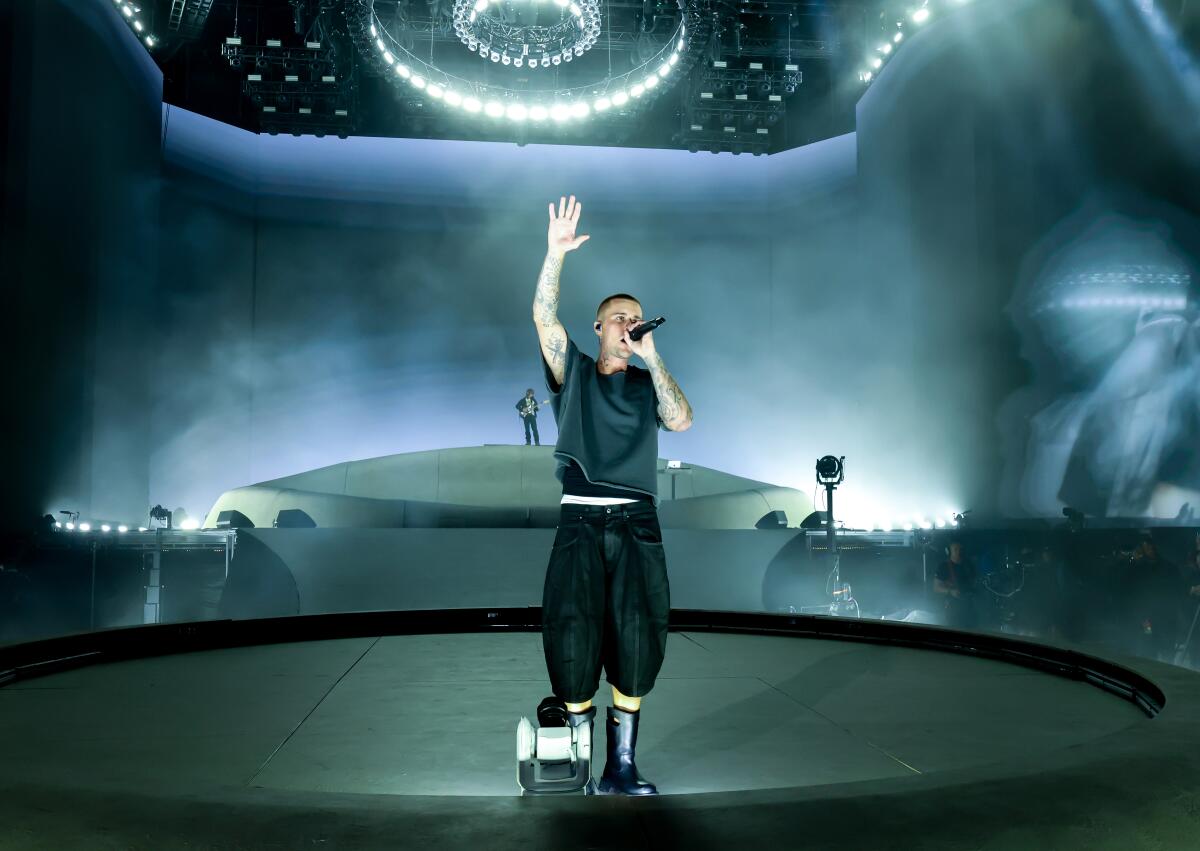 Justin Bieber headline Coachella 2026 – set diễn tối giản với laptop và ít tương tác, khiến cộng đồng fan chia rẽ mạnh mẽ trước đêm diễn Weekend 2 ngày 19/4