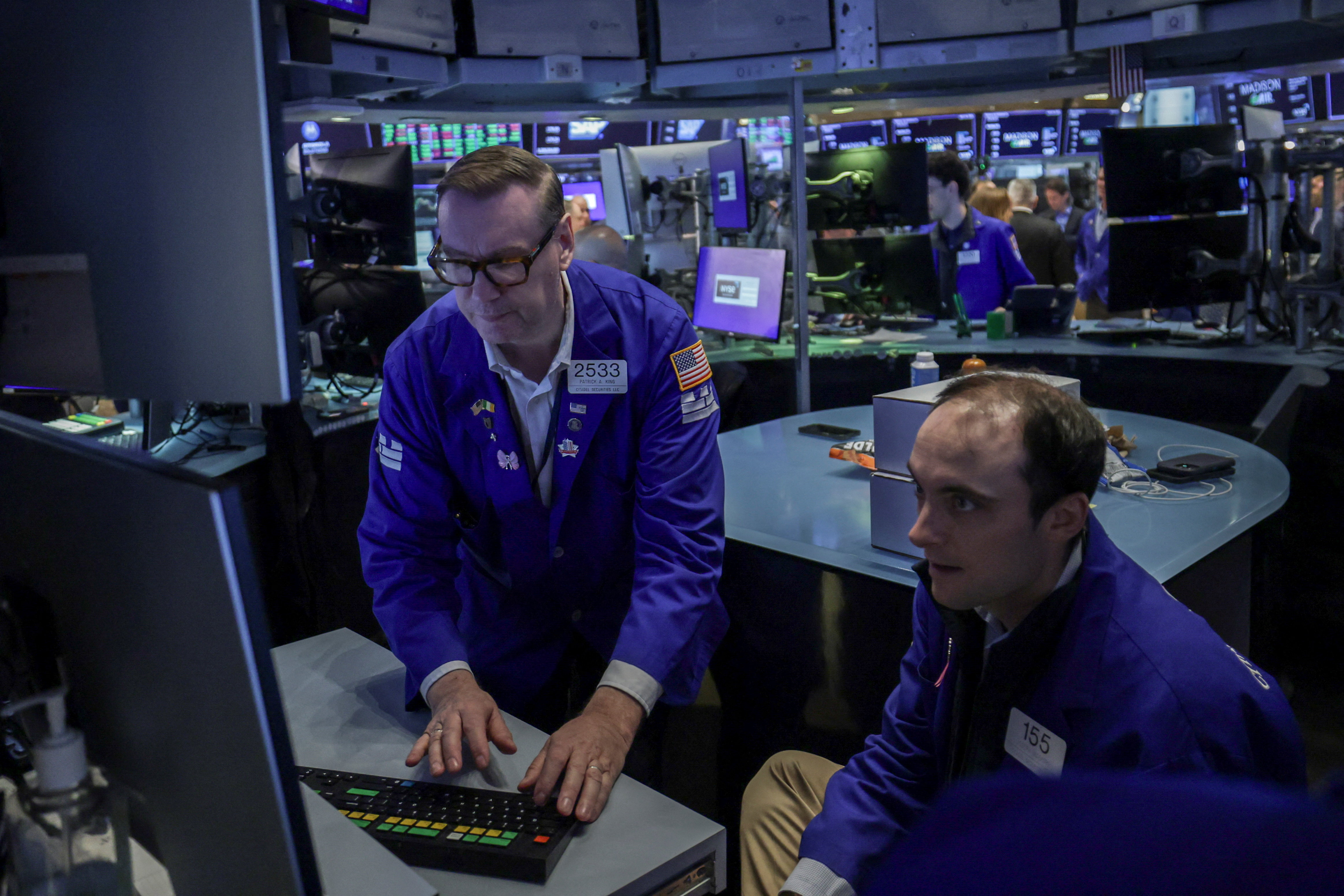 Trader NYSE theo dõi màn hình trong phiên S&P 500 và Nasdaq cùng lập kỷ lục nhờ giảm rủi ro địa chính trị Mỹ-Iran và báo cáo lợi nhuận “khủng” Q1 của Goldman Sachs, U.S. Bancorp.