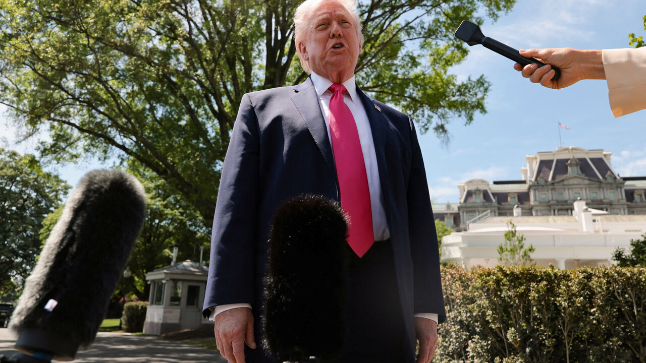 Tổng thống Donald Trump phát biểu về đàm phán ngừng bắn với Iran ngày 17/4/2026 – thông tin này đã xóa tan lo ngại địa chính trị và đẩy mạnh đà rally của thị trường chứng khoán Mỹ.