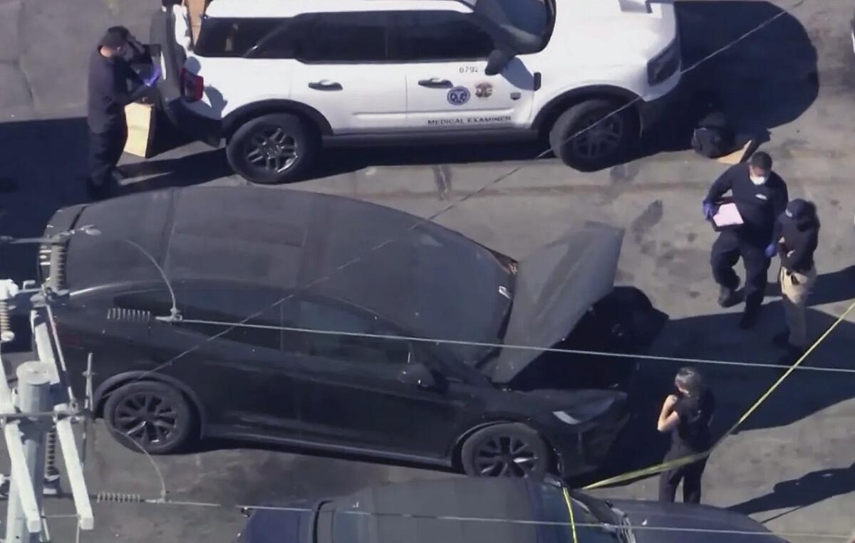 Chiếc Tesla Model Y (đăng ký tên D4vd) tại bãi xe kéo Hollywood Tow – nơi thi thể phân hủy của Celeste Rivas Hernandez được phát hiện ngày 8/9/2025 trong khoang frunk.