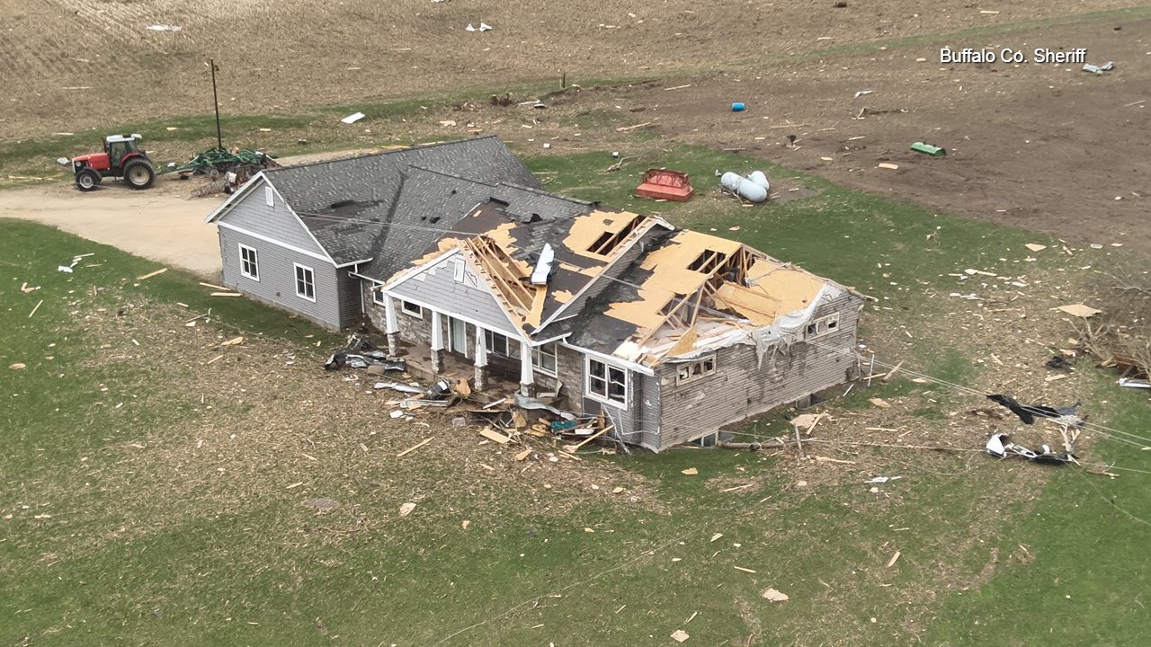 Thiệt hại nặng nề sau khi tornado quét qua khu vực nông thôn Minnesota – nhà cửa sập đổ, mảnh vỡ vương vãi khắp nơi trong đợt thiên tai 17-18/4/2026.