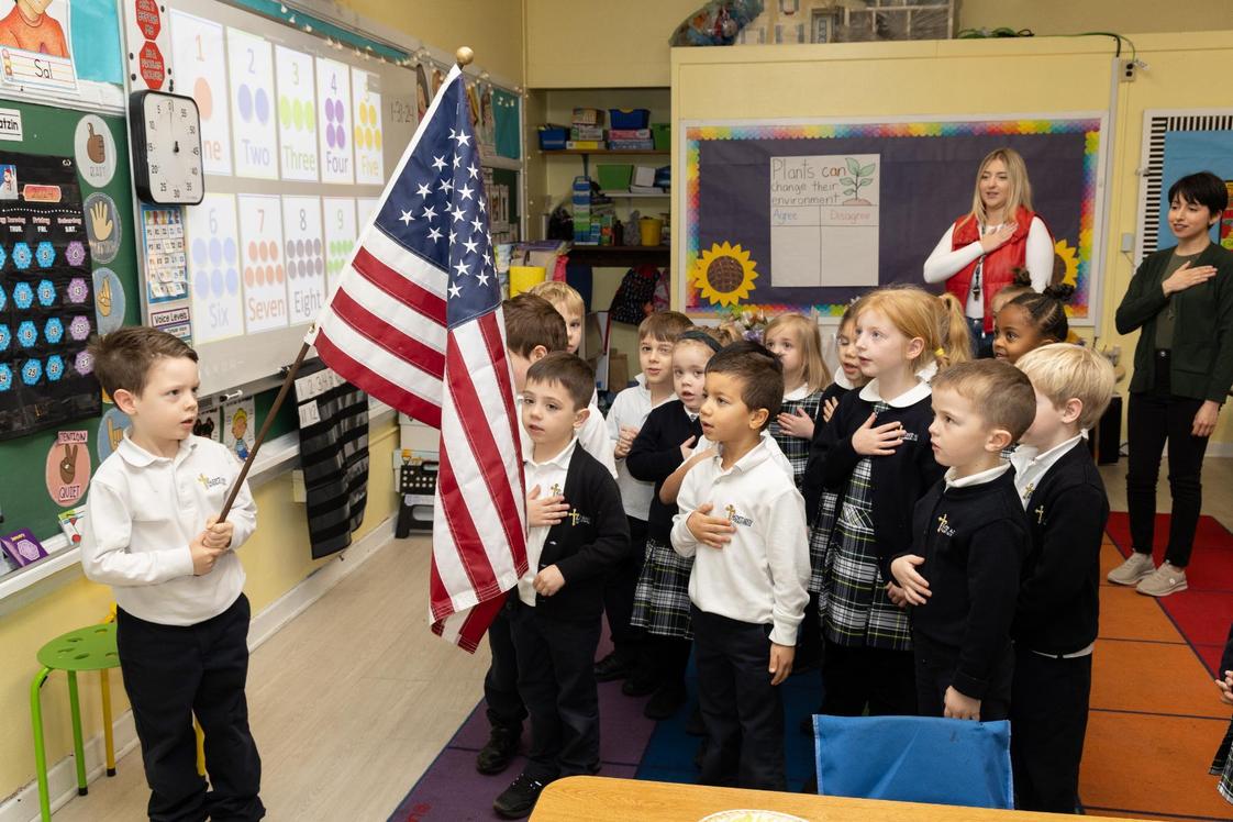 Lớp học mẫu giáo Công giáo với trẻ em và cờ Mỹ – đại diện cho các trường St. Mary và St. Bernadette bị loại khỏi chương trình Universal Preschool Program của Colorado vì chính sách tôn giáo.