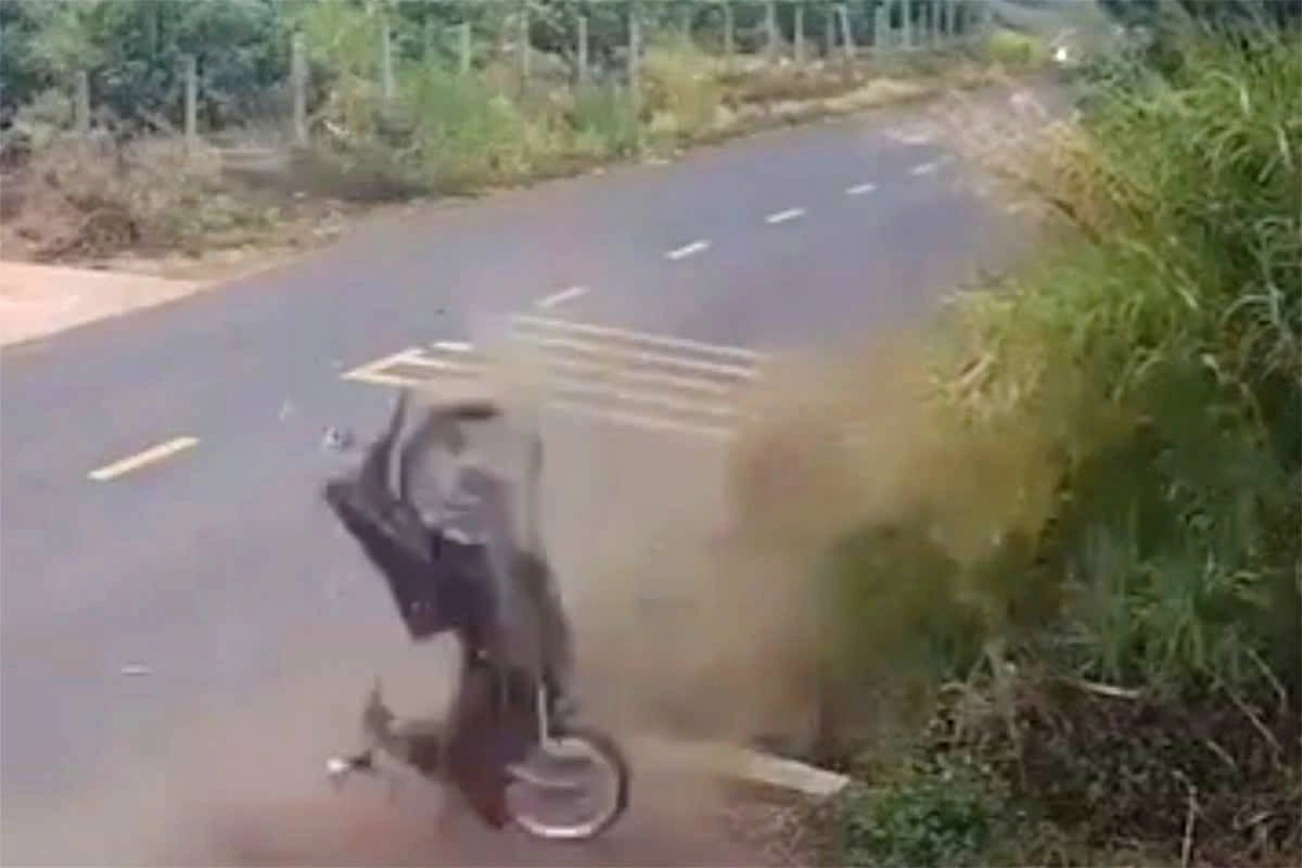 Hiện trường vụ tai nạn khiến nam sinh 18 tuổi tử vong, trưa 15/4.