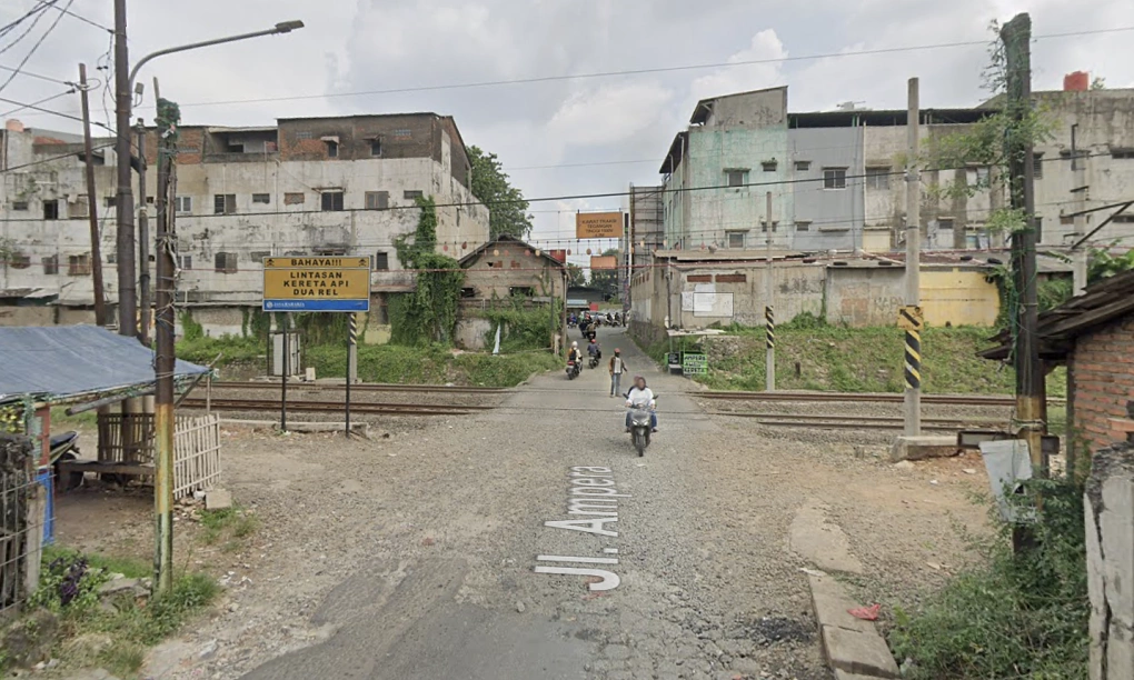 Khu vực xe taxi dừng và va chạm với tàu, với bảng cảnh báo nguy hiểm ở bên trái. Ảnh chụp màn hình