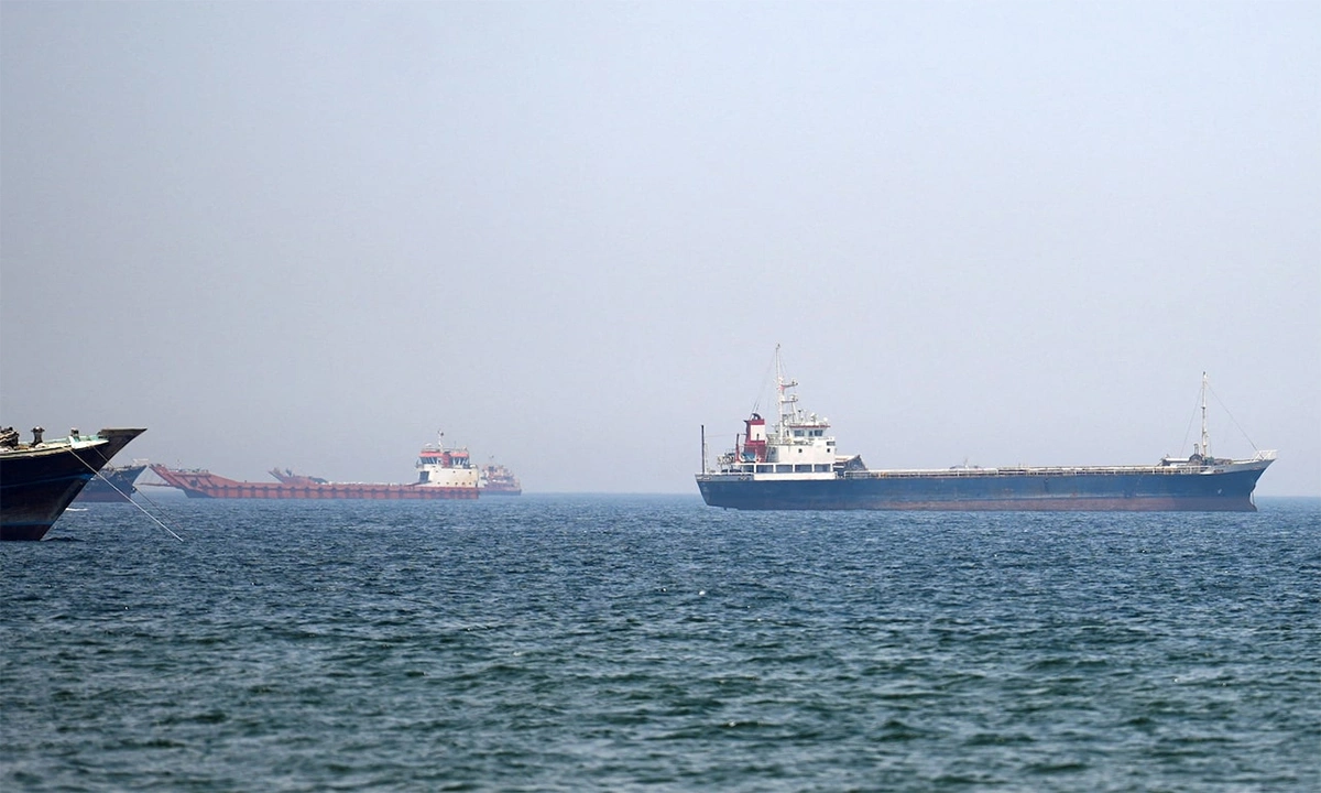 Tàu hàng neo đậu ngoài khơi tỉnh Musandam của Oman, phía nam eo biển Hormuz ngày 29/4. Ảnh: Reuters