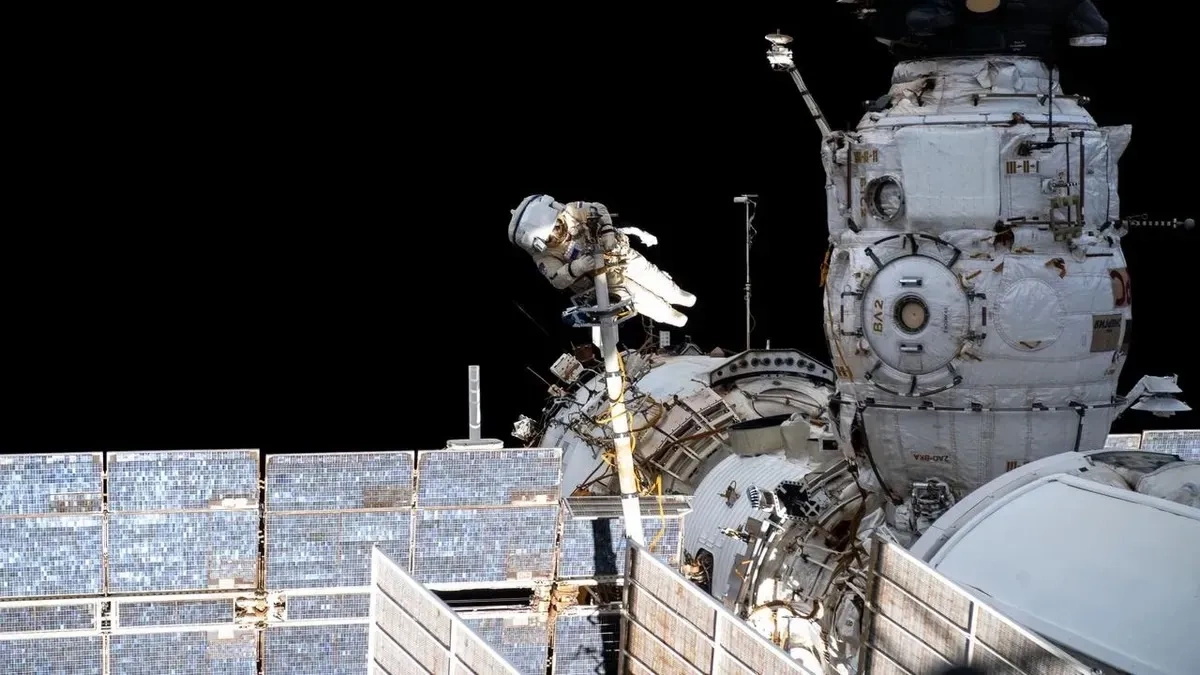 hi hành gia Pyotr Dubrov (Roscosmos) thực hiện chuyến đi bộ ngoài không gian trên Trạm Vũ trụ Quốc tế (ISS) tháng 6/2021. Module Zvezda của Nga nằm bên dưới ông. Ảnh: NASA