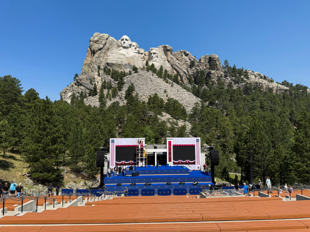 Hình ảnh ở Mount Rushmore ngày 3/7