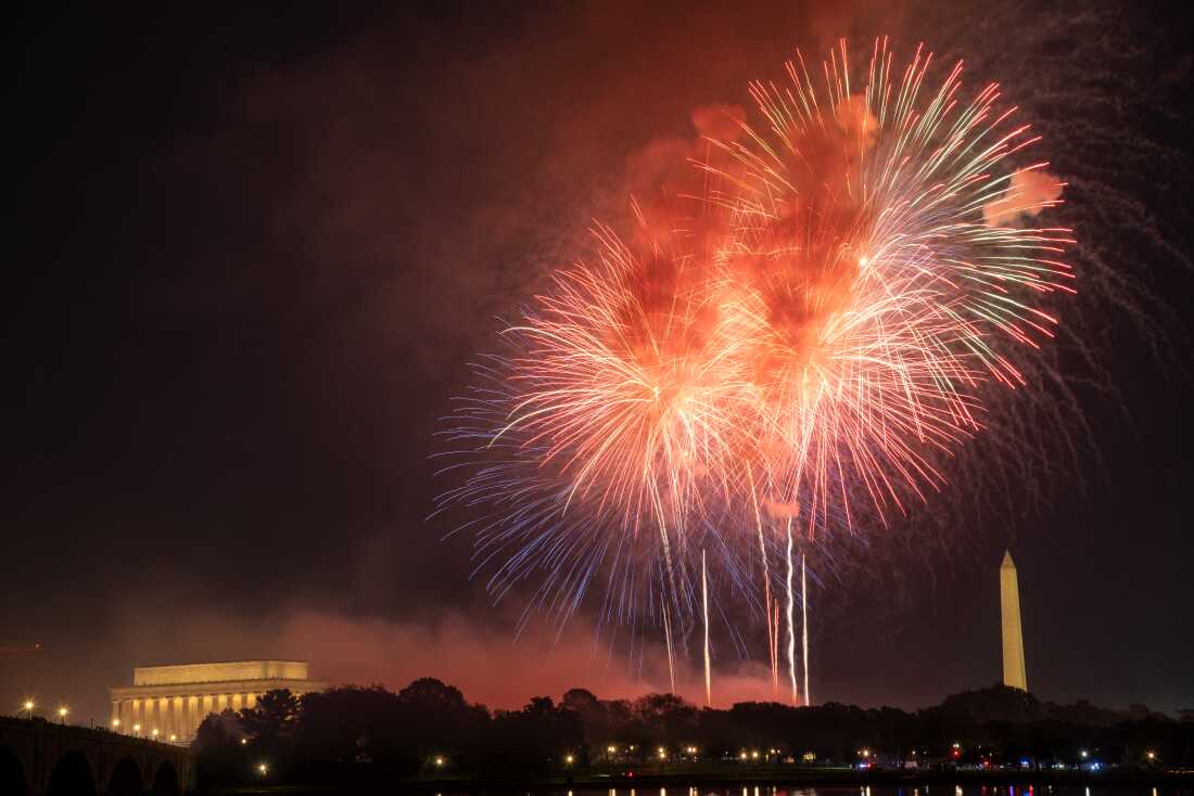 Pháo hoa rực rỡ tại National Mall với Lincoln Memorial và Washington Monument, trong bối cảnh lễ kỷ niệm 250 năm Mỹ.