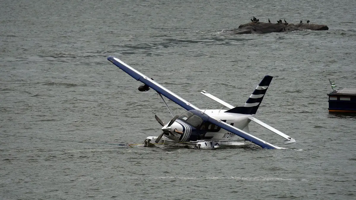 Seaplane-landing-NYC.webp