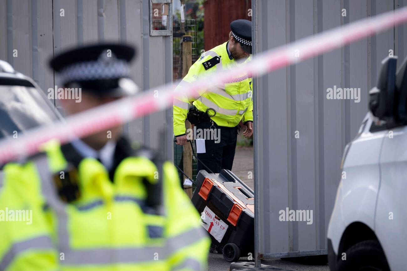 met-police-forensic-crime-scene-officers-help-investigate-the-murders-of-four-people-in-delaford-road-in-bermondsey-southwark-on-25th-april-2022-in-london-england-it-is-believed-that-all-victims-and-an-arrested-person-are-known-.jpg
