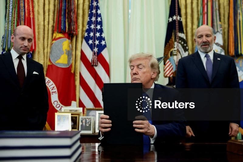 Licensable picture: U.S. President Donald Trump signs executive orders at the Oval Office in Washington