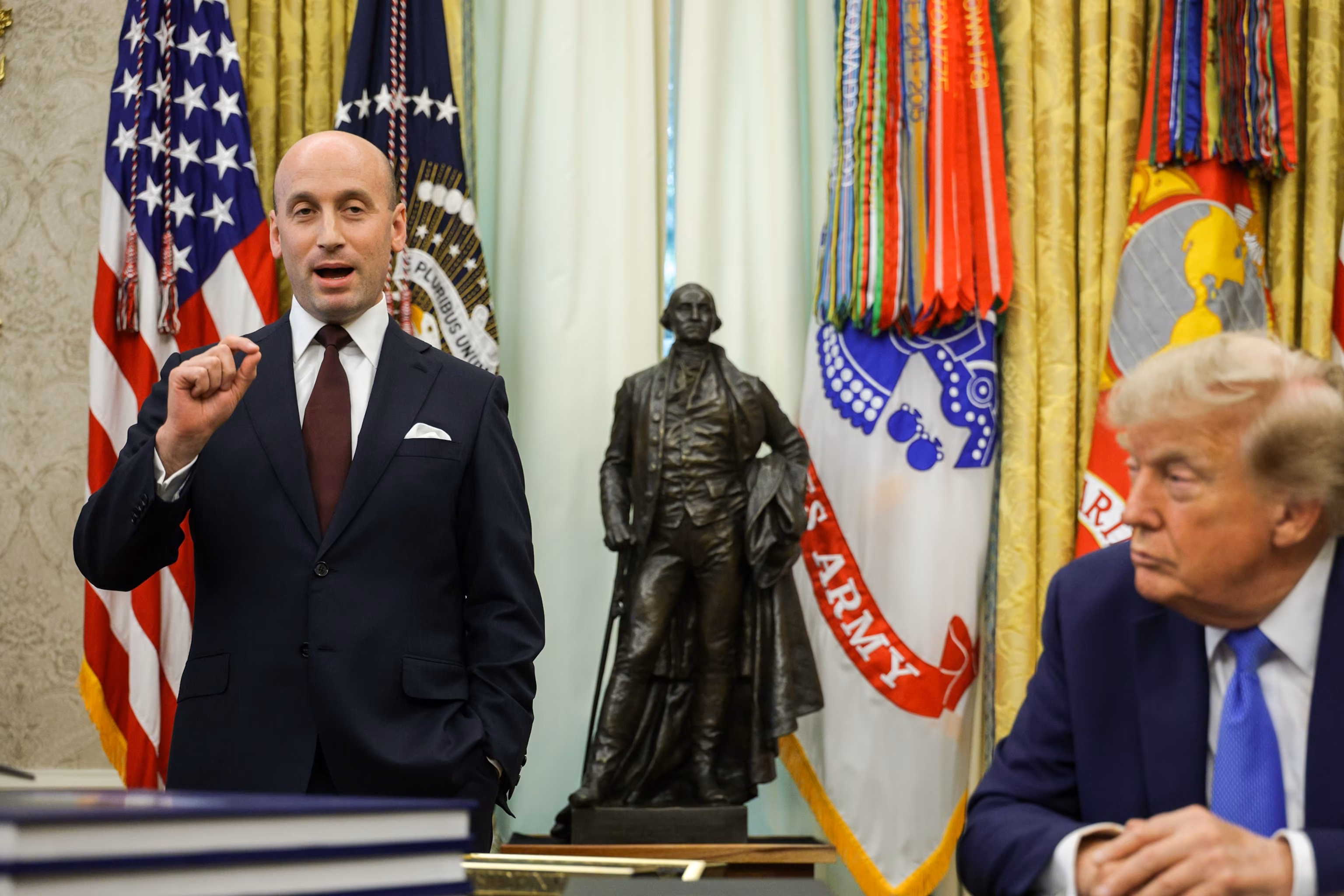 Stephen Miller phát biểu bên cạnh Tổng thống Trump trong buổi ký sắc lệnh ngày 6/8/2026