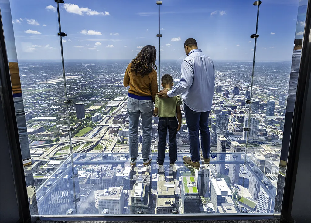 Du khách trải nghiệm The Ledge tại Skydeck Chicago, tầng 103 của Willis Tower.