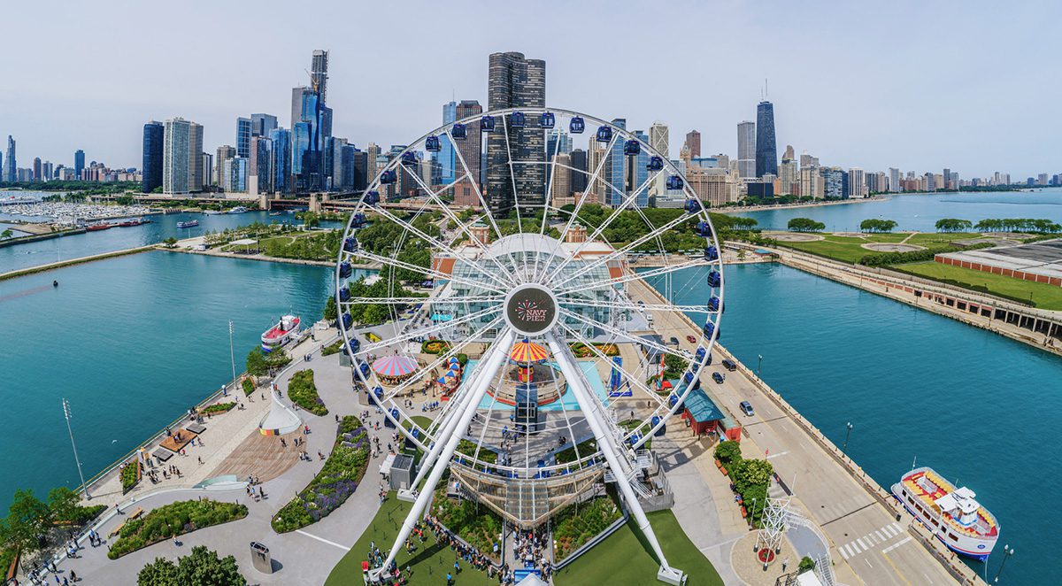 Centennial Wheel tại Navy Pier với nền là đường chân trời Chicago