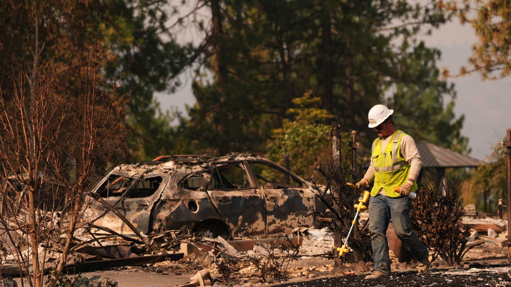 Nhân viên kiểm tra khu vực bị cháy sau các đám cháy ở đông Washington.