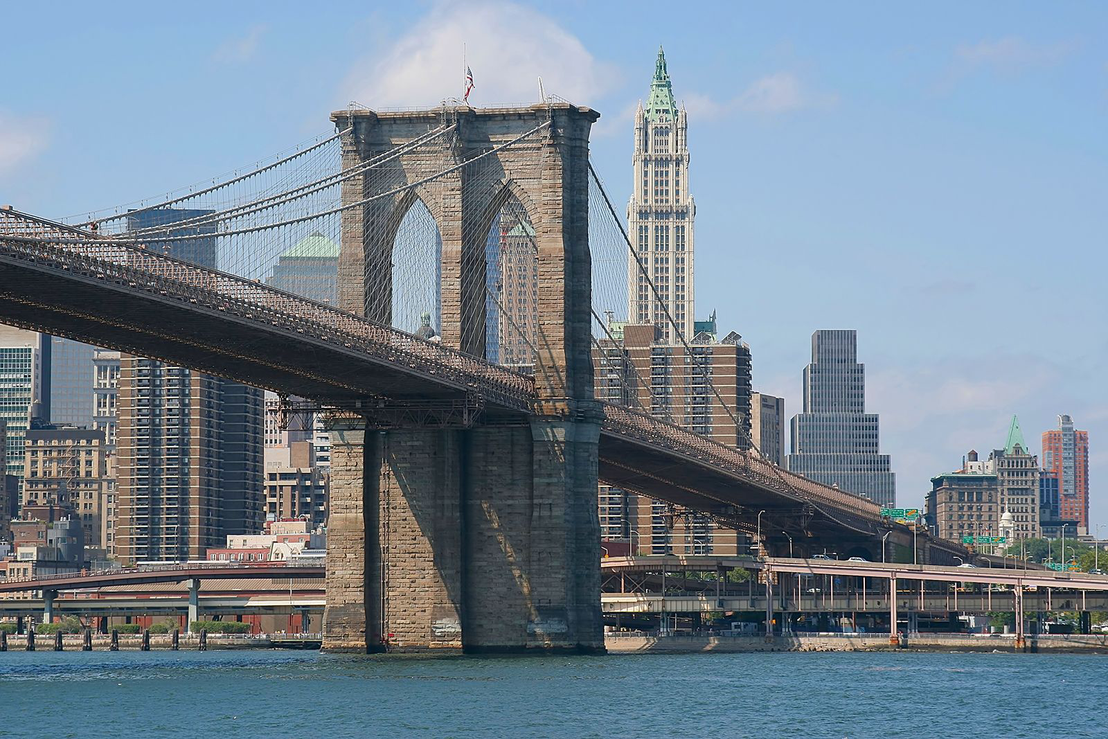 Cầu Brooklyn với kiến trúc Gothic đặc trưng.
