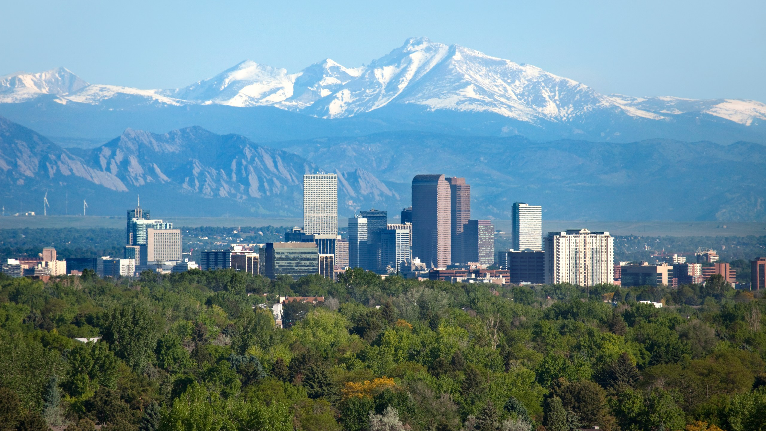 Đường chân trời Denver với dãy Rocky Mountains phía sau. 