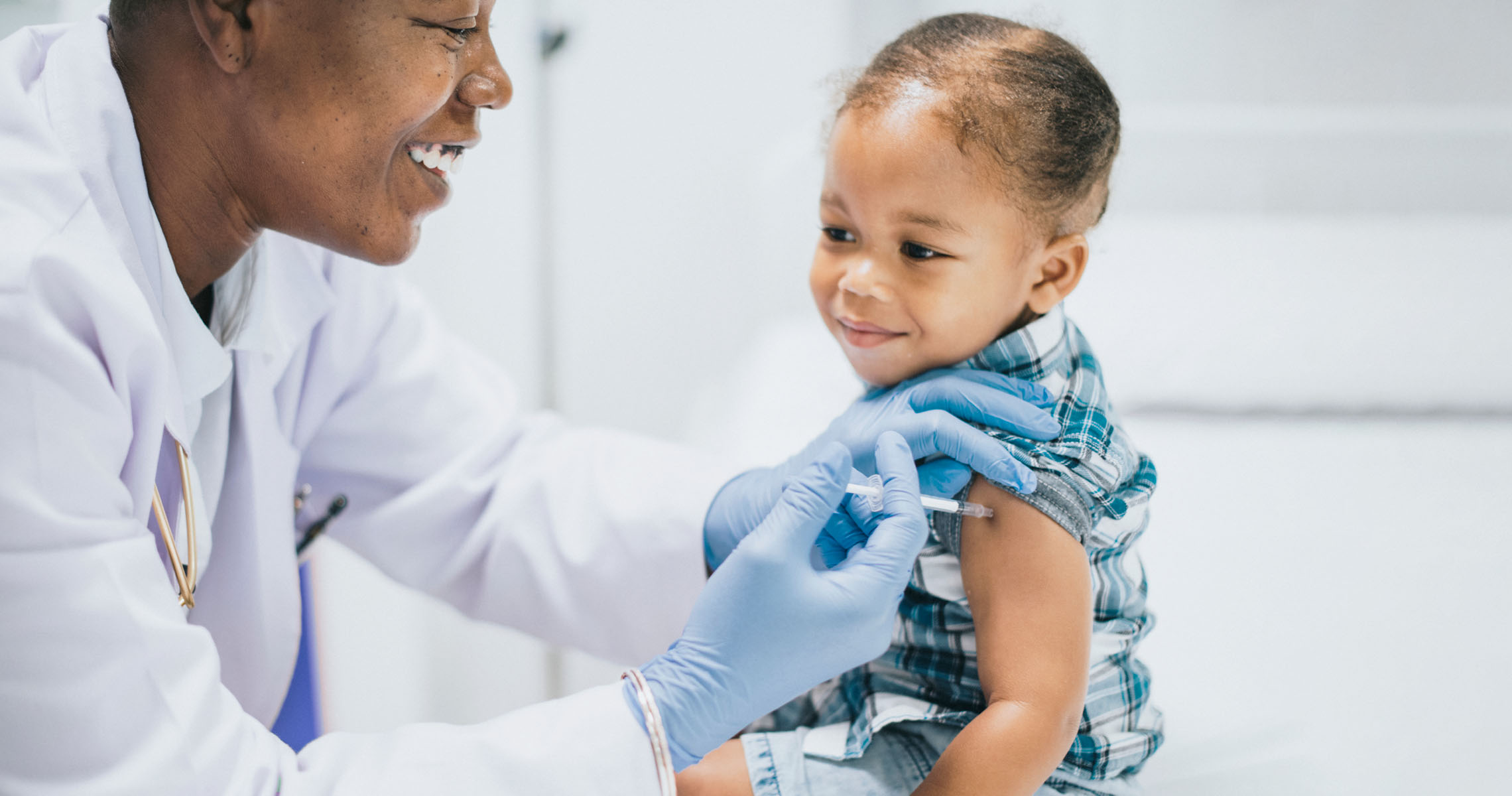 Trẻ em được tiêm vaccine tại phòng khám nhi.