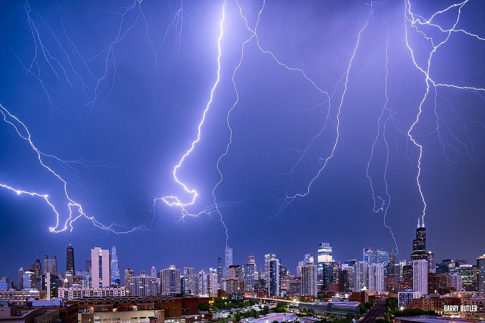 Sét đánh trên bầu trời Chicago trong một cơn bão.