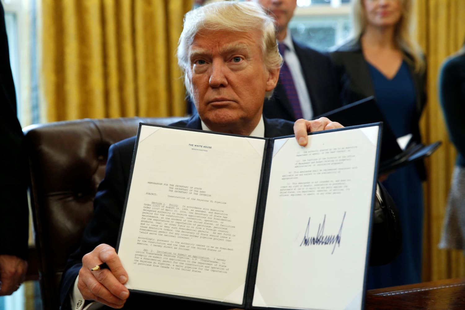 Tổng thống Donald Trump ký văn bản tại Nhà Trắng.