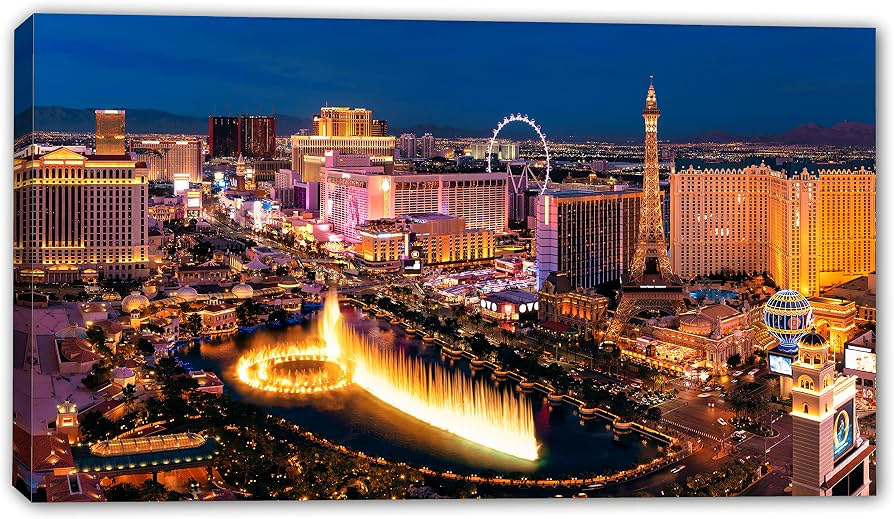 Đêm Las Vegas Strip với đài phun nước Bellagio và các khách sạn nổi tiếng.