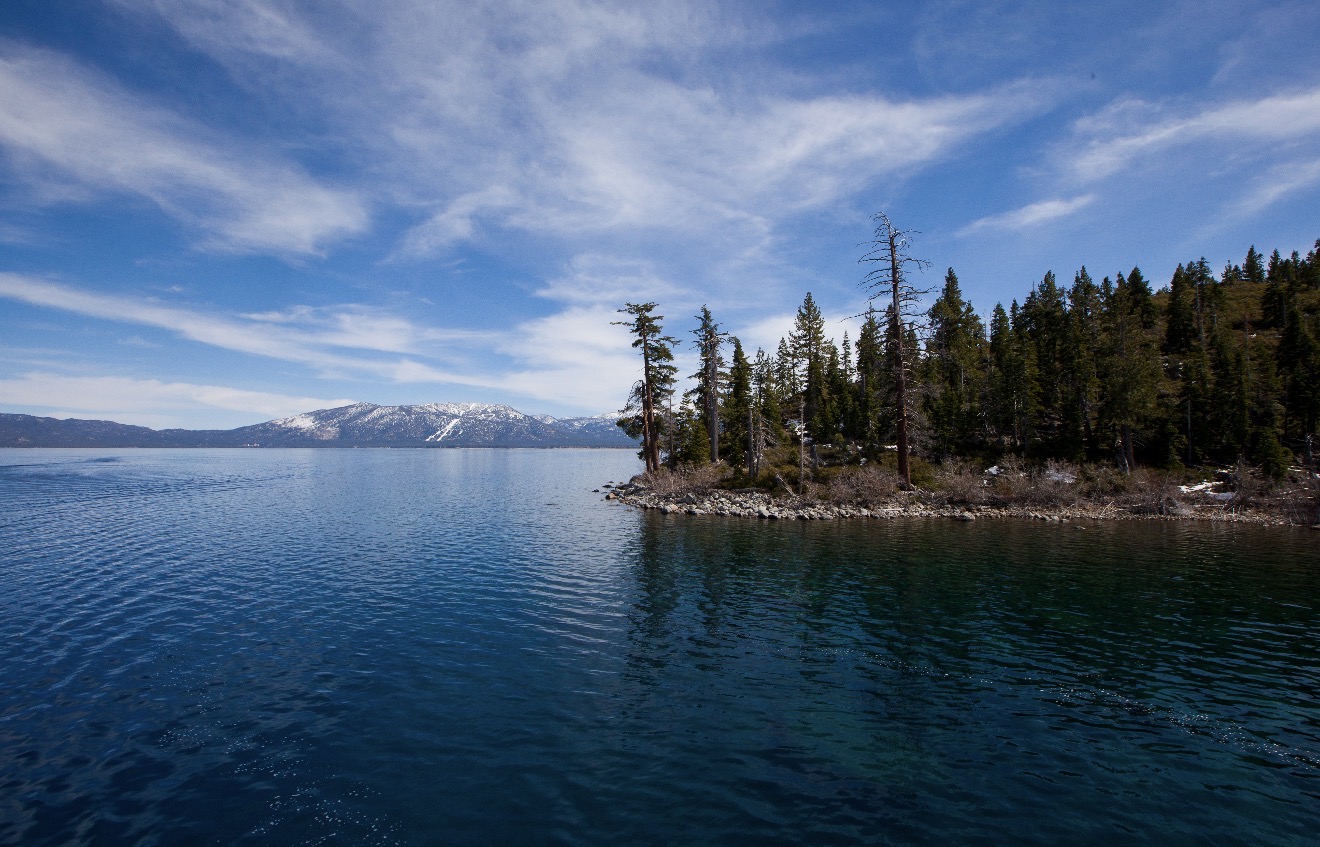 Cảnh quan hồ Tahoe với núi non bao quanh (phần thuộc Nevada)