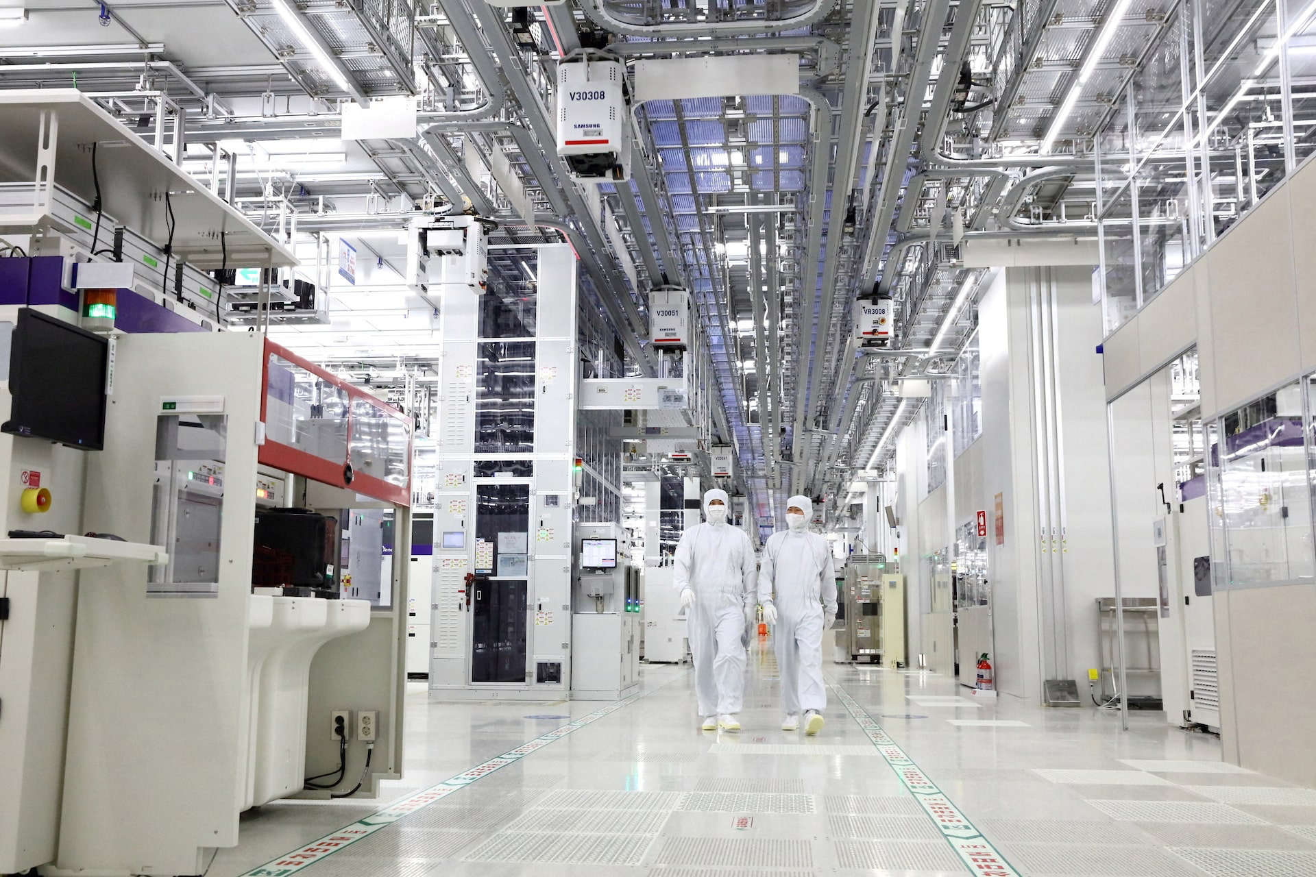 Bên trong nhà máy sản xuất chip của Samsung. Nguồn: Reuters