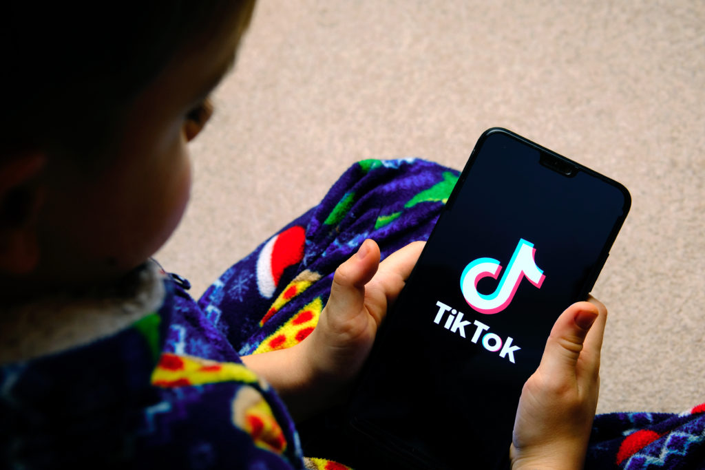 Trẻ em sử dụng ứng dụng TikTok. Nguồn: Humanium