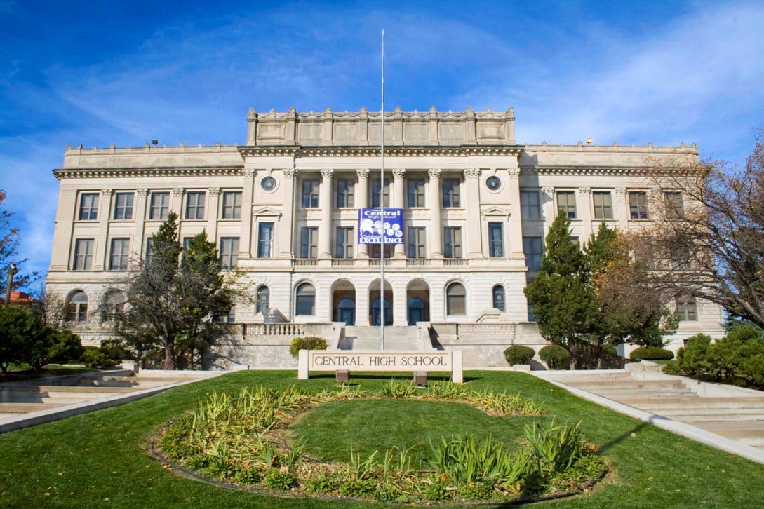 Một trường trung học thuộc hệ thống Omaha Public Schools. Nguồn: Omaha Guide