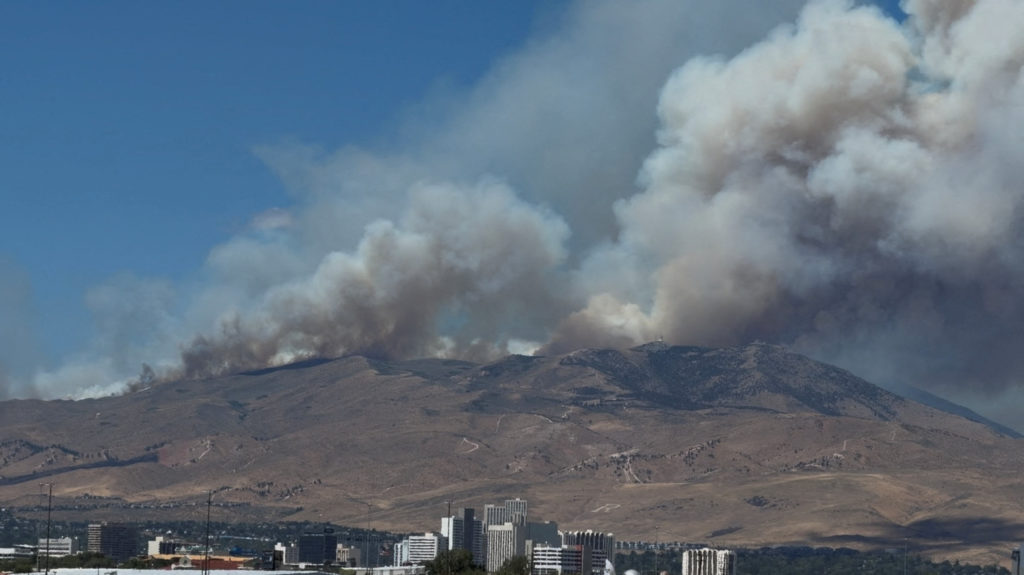 Khói từ đám cháy Hawk Fire bao phủ khu vực gần Reno. Nguồn: PBS News