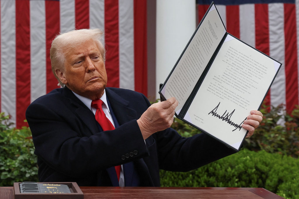 Tổng thống Trump công bố các biện pháp thuế quan. Nguồn: PBS News