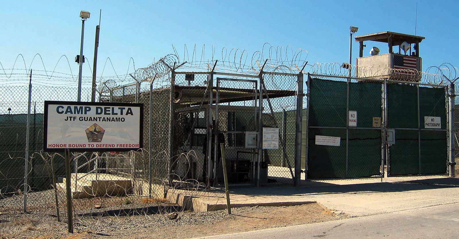 Cổng vào Camp Delta, khu giam giữ tại vịnh Guantánamo. Nguồn: Britannica