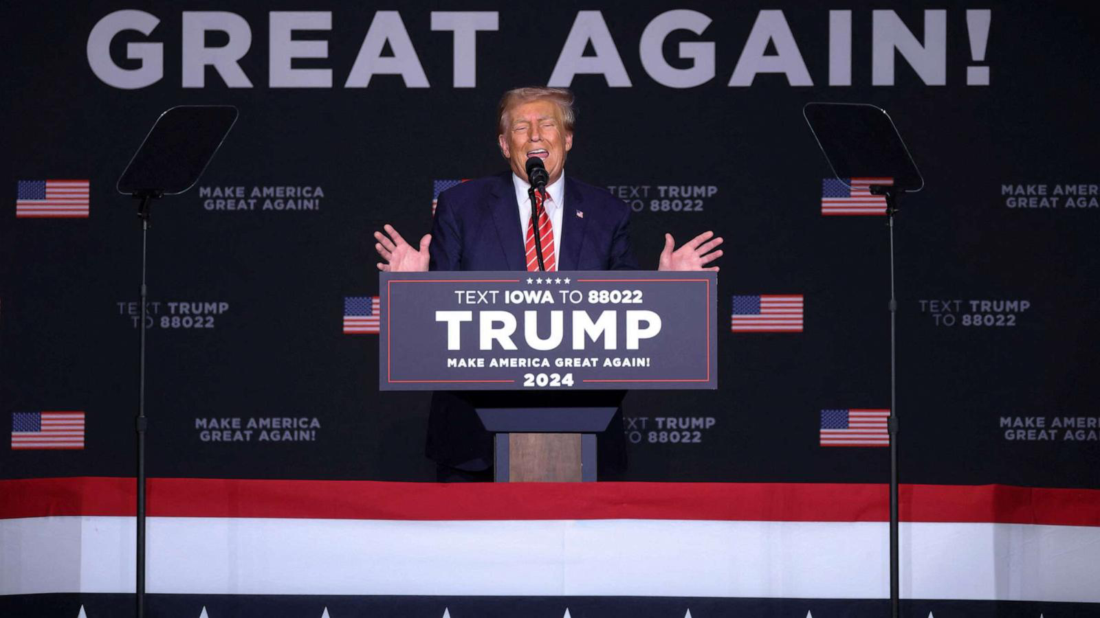 Tổng thống Trump phát biểu với teleprompter hai bên bục. Nguồn: ABC News