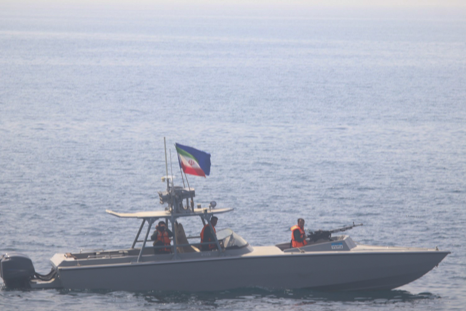 Tàu tuần tra mang cờ Iran trên vùng biển gần Hormuz (ảnh tư liệu). Nguồn: USNI News