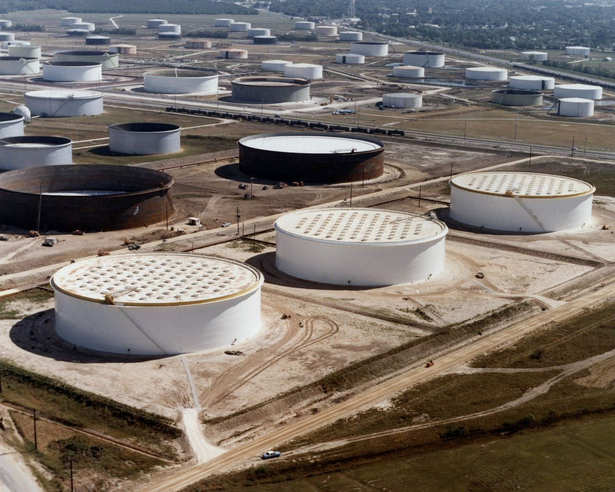 Bồn chứa thuộc hệ thống Strategic Petroleum Reserve (Bryan Mound, Texas). Nguồn: Atlas Obscura