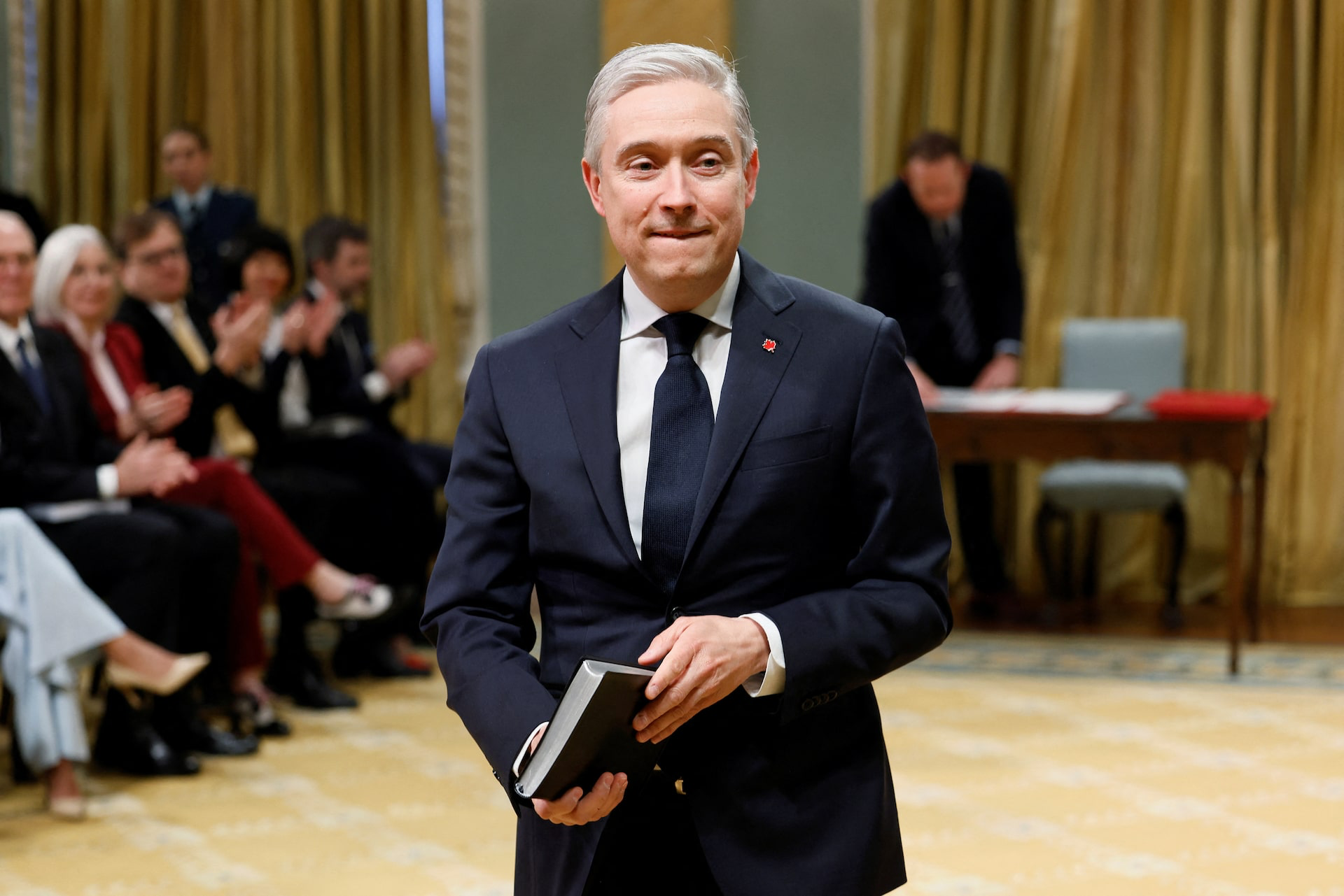 Bộ trưởng Tài chính François-Philippe Champagne công bố gói đối ứng và hỗ trợ 7,5 tỷ CAD.
