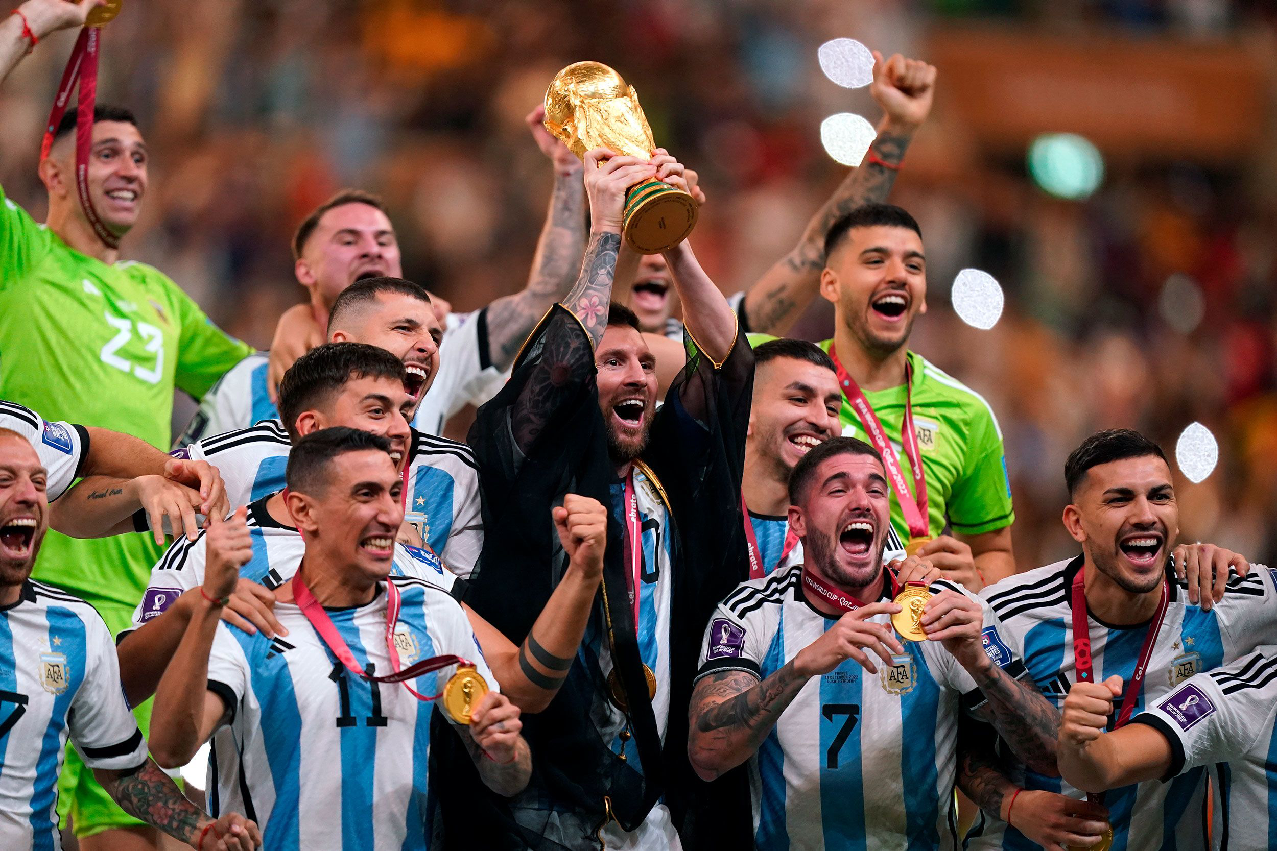 Messi nâng Cúp vàng World Cup 2022 tại Qatar. Nguồn: CNN / Getty