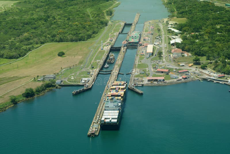 Tàu container qua âu thuyền kênh Panama. Nguồn: Dreamstime